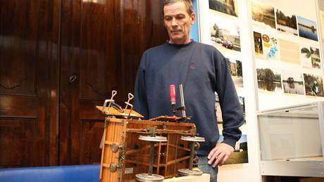 Ředitel muzea Martin Šmída u jednoho z navrácených exponátů - jde o uhlířský vagon.