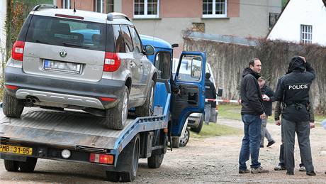 Policisté zajistili v Dneicích na Plzesku osobní automobil, ve kterém byla nainstalována výbunina. (8. listopadu 2010)