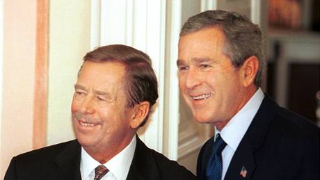 Václav Havel a George W. Bush na Pra�ském hrad� p�i summitu NATO (20. listopadu...