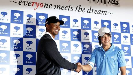 Tiger Woods a Rjo Iikawa na exhibiním turnaji v Jokoham.