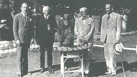 Předávání golfových cen se v Mariánských Lázních ujali prezident klubu Dr. Max Porges (druhý zprava) a bývalý španělský král Alfons (první zleva).