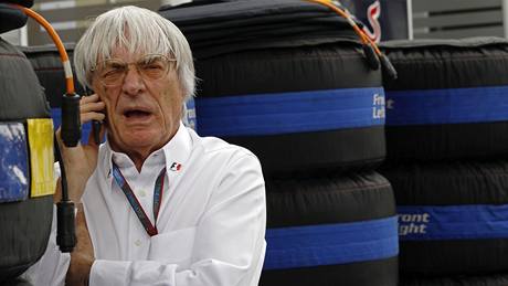 Bernie Ecclestone i po osmdesátce rozdává píkazy v padoku formule 1.