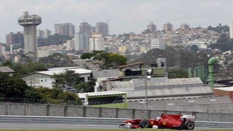 Fernando Alonso v tréninku Velké ceny Brazílie na okruhu poblí Sao Paula.