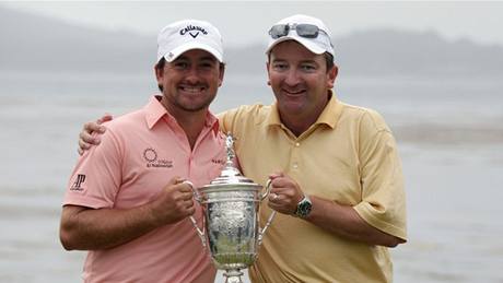 Graeme McDowell (vlevo) se svým caddiem Kenem Comboyem, US Open