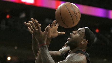 LeBron James z Miami je faulován v utkání proti New Jersey Nets. 