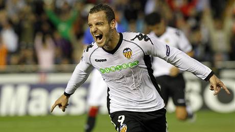 GÓL. Alberto Soldado z Valencie se raduje z gólu, který práv vstelil.