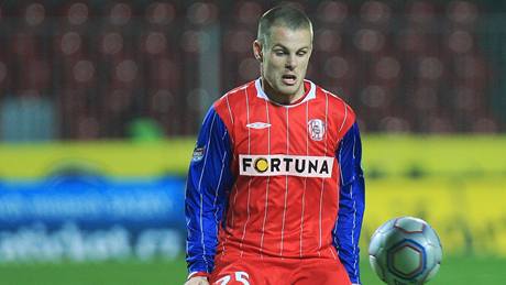 ÚTOK ZE VZDUCHU. P�íbramský Stanislav Nohýnek (ve vzduchu) se sna�í obrat o mí� Martina Hudce z Brna.