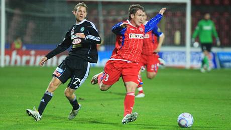 UTEU TI. Brnnský Luká Matyska (vpravo) se snaí utéct píbramskému Josefu Divíkovi.