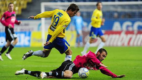 Na trávníku je �eskobud�jovický Tomá� Stráský, za ním je Jakub Mare� z Teplic. 