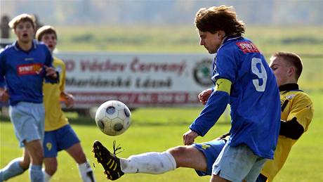 Kapitán Drmoulu Vlastimil Kotous (v modrém) v derby s Mariánskými Lázn�mi.