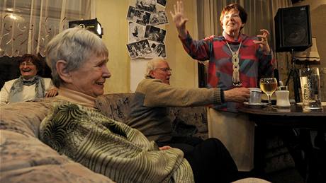 Na za�átky v profesionálním chebském souboru vzpomínali také (zleva) Libu�e Hladíková, Kamil Pracha� a Libu�e Teubnerová. 