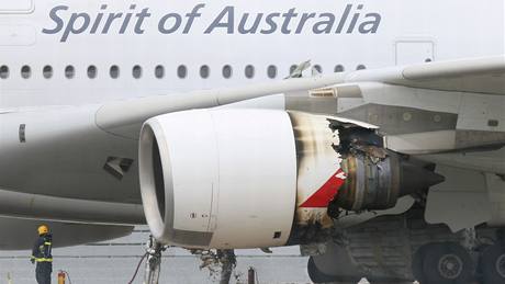 Jeden z motor A380 spolenosti Qantas po nouzovém pistání v Singapuru (4....