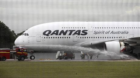 Jeden z motor A380 spolenosti Qantas po nouzovém pistání v Singapuru (4....