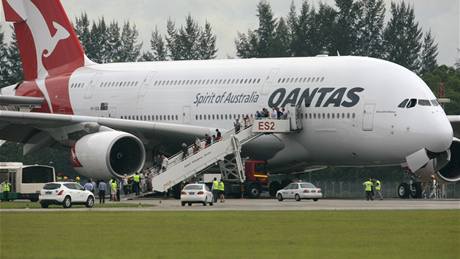 Letadlo spolenosti Qantas muselo nouzov pistát v Singapuru (4. listopadu 2010)