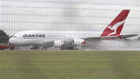 Letadlo spolenosti Qantas museli po nouzovém pistání hasit (4. listopadu 2010)