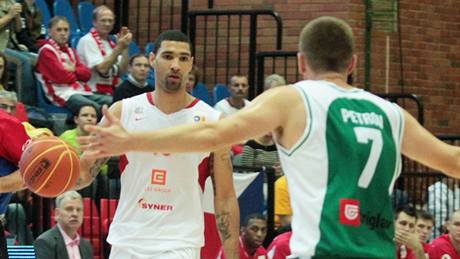 Tre Simmons (vlevo) z Nymburka v duelu Jadranské ligy proti Novému Mestu