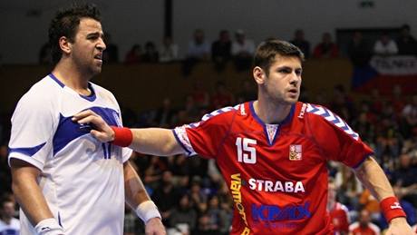 �eský házenká� Alois Mráz (vpravo) v duelu s �eckem