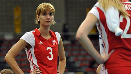 Česká blokařka Kristýna Pastulová (vlevo) je zklamaná z vývoje zápasu s USA. Vpravo Šárka Barborková