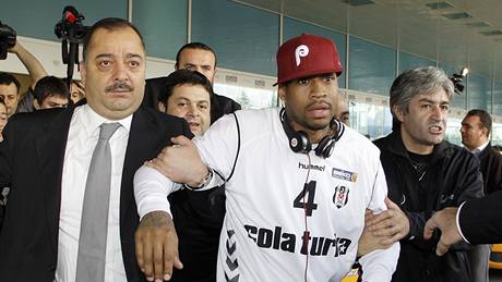 ESKORTA PRO HVZDU. Allen Iverson se z istanbulského letit prodíral pes fanouky jen s velkými obtíemi.