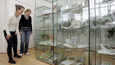 Ve Slovácké galerii zaala rozsáhlá výstava Zima s Josefem Ladou. Ukazuje obrazy, pohlednice i kniní ilustrace.