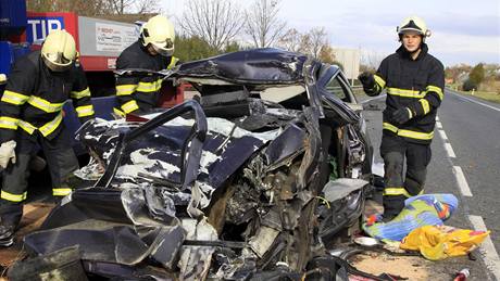 Dv� mladé �eny zem�ely p�i srá�ce s kamionem u Perné na B�eclavsku (4.11.2010). 