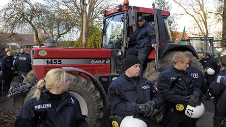 Proti demonstrantm museli zakroit policisté.