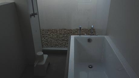 Minimalistická koupelna v prvním pate domu