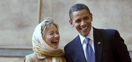 Podle americké sloupkaky Tiny Brownové psobí Clintonová vedle Obamy jako saúdskoarabská manelka.