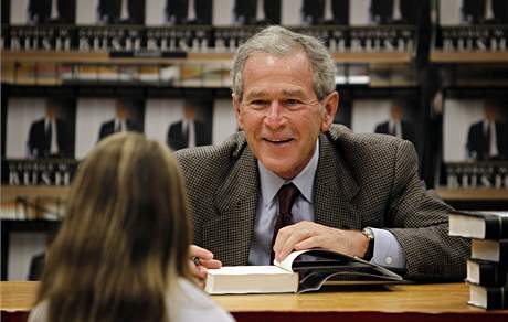 Bývalý americký prezident George W. Bush podepisuje své memoáry  (9. listopadu 2010)