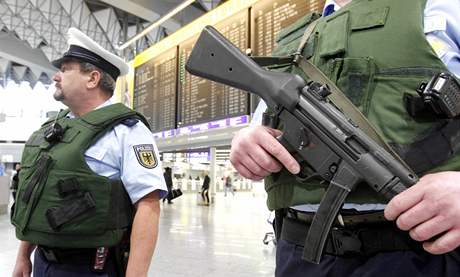 Zvýené policejní kontroly jsou po celém Nmecku. Snímek z letit ve Frankfurtu.