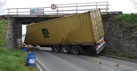 V Klatovech narazil kamion do viaduktu a roztrhl se o nj