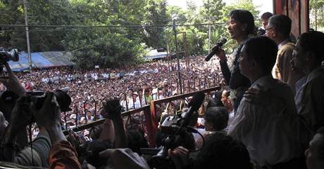 Barmsk disidentka Su ij hovo ve svm prvnm projevu po proputn k tiscm svch pznivc (14. listopadu 2010)