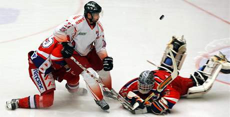 Prvoligoví hokejisté Havlíčkova Brodu (v červeném) v sobotním zápase s Olomoucí vyšli naprázdno. To se jim na vlastním ledě letos ještě nestalo.