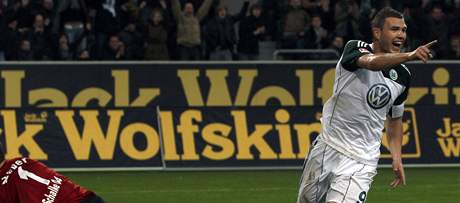 KANONR. Edin Deko z Wolfsburgu oslavuje svou branku do st Schalke 04.