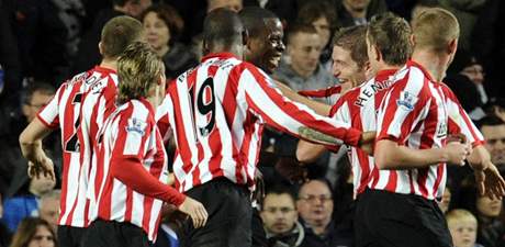 Fotbalist Sunderlandu se raduj z glu, kter vstelil Nedum Onuoha (vzadu uprosted)