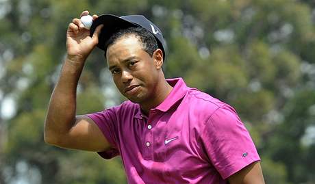 Tiger Woods hrál v prvním kole dobe, lepímu výsledku zabránila hra na greenech.