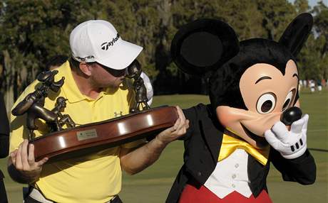 Robert Garrigus pebr od Mickey Mouse trofej pro vtze.