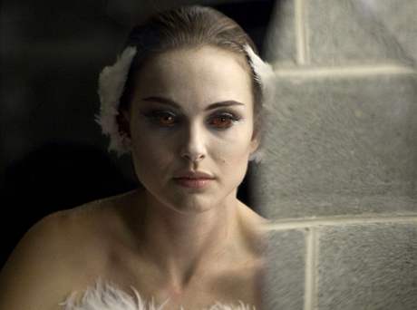 Natalie Portmanov ve filmu Black Swan (ern labu)