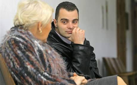 Bývalý éf dopravní policie v Písku David Hrach hovoí ped zaátkem líení se svou advokátkou Jaroslavou Krybusovou.