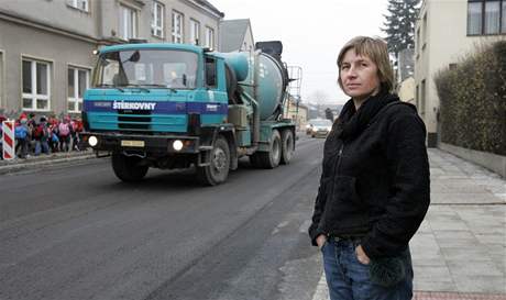 Pro obyvatele Vrchní ulice v Opav-Kateinkách jako je Ludmila íná se stala první ást obchvatu msta noní mrou, nyní tudy toti jezdí mnohem více aut.