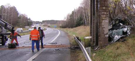 Nehoda na R10 mezi Prahou a Mladou Boleslaví, pi které zemel idi. (13. 11. 2010)