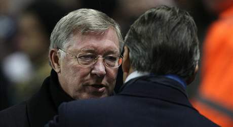 AHOJ, NEPTELI. Alex Ferguson, trenr Manchesteru United (vlevo), se zdrav s kouem Robertem Mancinim z rivalskho City.