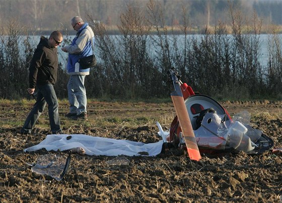 U obce Náklo na Olomoucku se zítil malý vrtulník. (14. listopadu 2010)