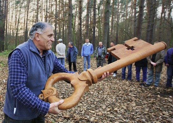 Mykolog Václav Koplík pi zamykání lesa v Ratíkovicích na Hodonínsku