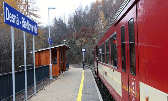 Nová zastávka Desná - Riedlova vila je pro vlakové soupravy píli krátká.