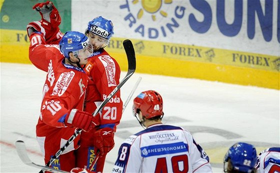 VÝJIMENÁ CHVÍLE. etí hokejisté Roman ervenka a Jakub Klepi (vpravo) oslavují gól proti Rusku. Na turnaji Karjaly dali pouze tyi. Dva z nich práv Klepi.