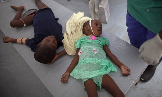 Léka tuto haitskou holiku dv minuty po poízení snímku prohlásil za mrtvou. Zemela na choleru, která suuje celý ostrov