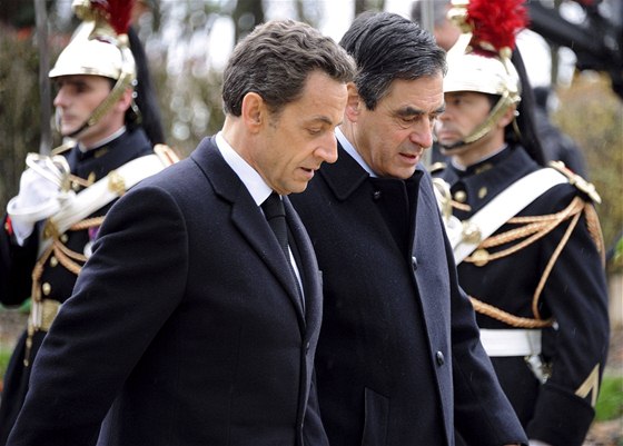 Francouzský prezident Sarkozy (vlevo) s premiérem Francoisem Fillonem pi oslavách konce I. svtové války (9. listopadu 2010)