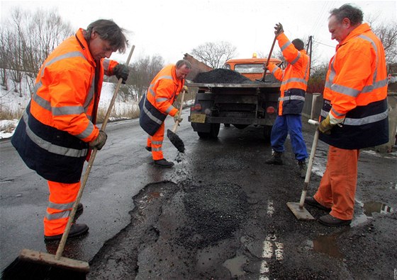 Havlíčkobrodští silničáři opravují silnici u Okrouhlic na Vysočině.