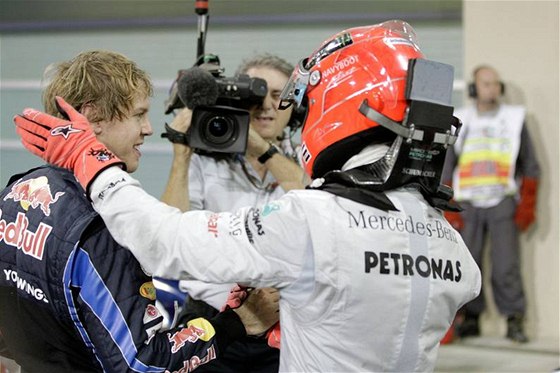 UZNÁNÍ OD LEGENDY. Michael Schumacher z Mercedesu (vpravo) gratuluje svému krajanovi Sebastianu Vettelovi z Red Bullu k vítzství v kvalifikaci Velké ceny Emirát.